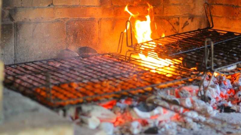 cocinando las salchichas y las morcillas